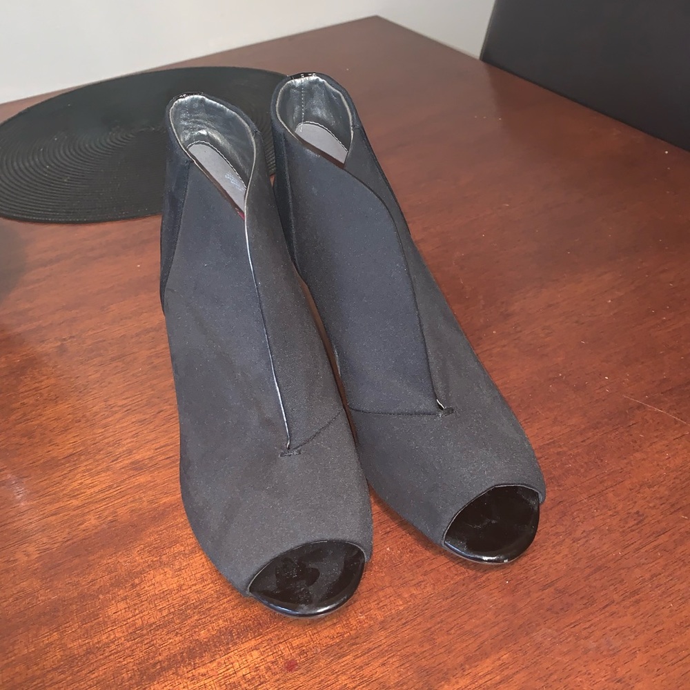 Black “Bandolino” peak toed wedges